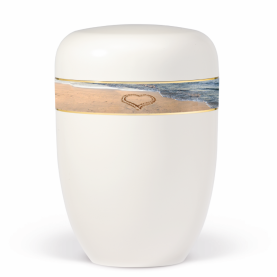 Kolumbarium brutet vit med dekorativt band med ett hjärta på stranden